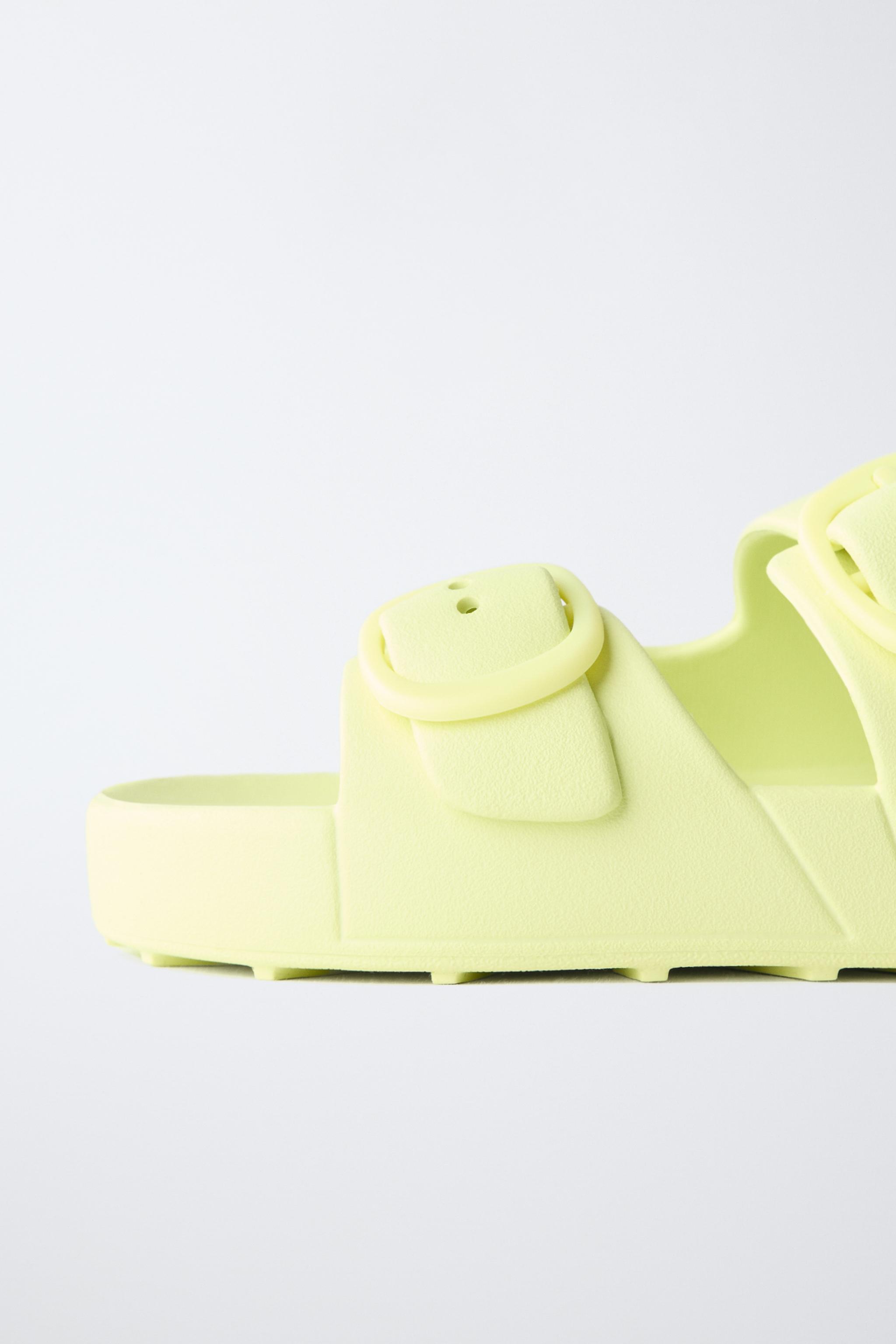 RUBBERIZED BUCKLED SANDALS